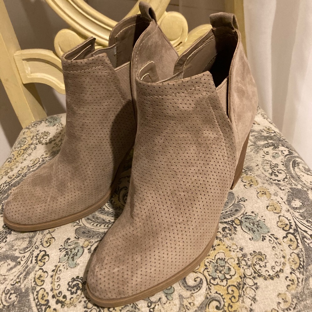 Size 7 universal thread suede ankle boots